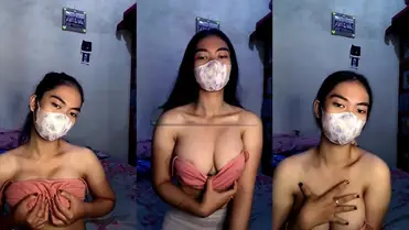 Quensaa Pamer Dada Besar Di MangoLive Becek poster